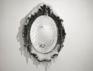 Laurent Pernot, Miroir, 2015   bois, acrylique, résines, neige et givre artificiels, vernis, dimensions 60x42x8cm ©Laurent Pernot, ADAGP, 2015